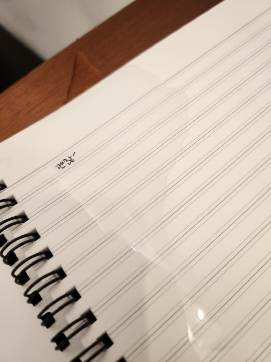 친환경 돌종이 각닷노트(스톤페이퍼 노트북)에 필기를 한 후 물을 쏟아 본 모습.